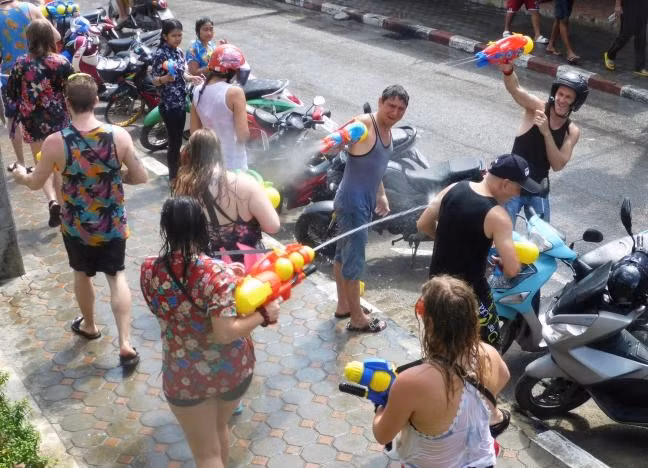 le te nuoc o thai lan khong nhac to nhay mua hay bieu dien