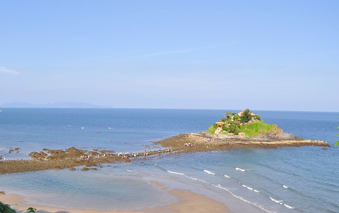 Ngày rằm, hàng nghìn người dân và du khách đổ ra bãi biển Vũng Tàu, chờ con đường độc đạo nổi lên để ra đảo. Sau 4 giờ trồi lên, con đường lại chìm sâu dưới 2 m nước. Ảnh: Ngọc An. nhung con duong xuyen bien tuyet dep o viet nam