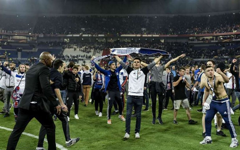 cdv danh nhau kinh hoang tran lyon besiktas bi hoan 46 phut