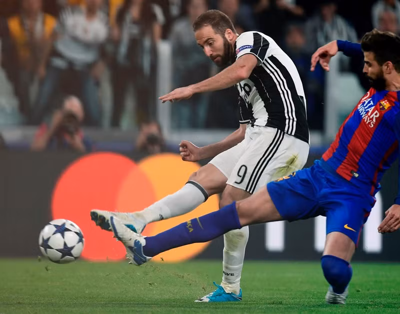 Đội chủ nhà mau chóng trả lời bằng hai cơ hội ăn bàn liên tiếp dành cho Higuain, tuy nhiên sát thủ người Argentina thất bại dưới tay Ter Stegen. Hai cơ hội bị bỏ lỡ chỉ trong 1 phút. dan em messi lap cu dup juventus nhan chim barca 3 0