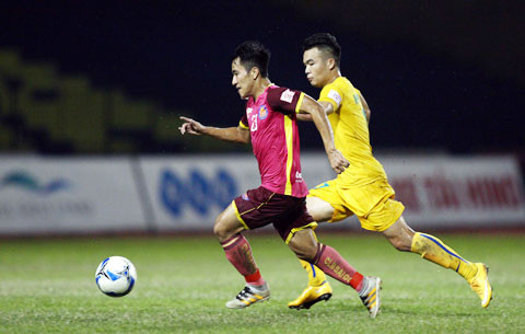 truoc vong 13 v league nong bong cuoc dua vo dich luot di