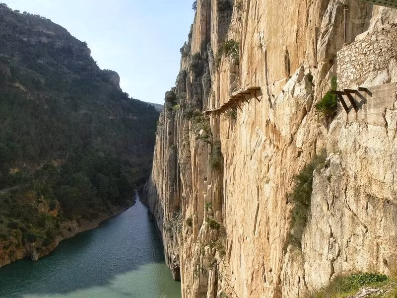 con duong de vuong cheo leo ben vach nui