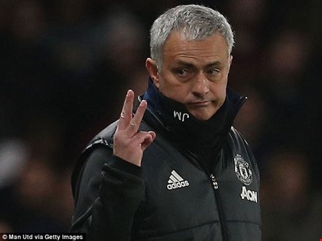 Jose Mourinho giơ ba ngón tay ám chỉ ông đã đem về 3 ngôi vô địch cho Chelsea và là HLV xuất sắc nhất lịch sử CLB này. mourinho vo cam truoc cuoc doi dau kinh dien mu chelsea