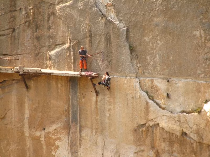 con duong de vuong cheo leo ben vach nui