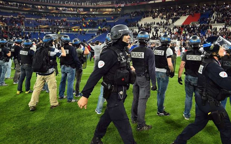 cdv danh nhau kinh hoang tran lyon besiktas bi hoan 46 phut