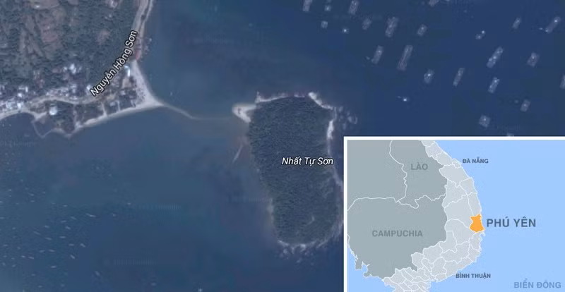 Từ mùng 1 đến ngày 15 Âm lịch, nước sẽ rút vào mỗi buổi chiều. Những ngày còn lại, nước lại rút vào buổi sáng. Đi trên con đường này, bạn sẽ được chiêm ngưỡng khung cảnh hùng vĩ với biển, trời bao la. Ảnh: Chụp màn hình. nhung con duong xuyen bien tuyet dep o viet nam