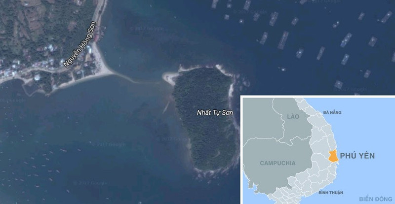 Từ mùng 1 đến ngày 15 Âm lịch, nước sẽ rút vào mỗi buổi chiều. Những ngày còn lại, nước lại rút vào buổi sáng. Đi trên con đường này, bạn sẽ được chiêm ngưỡng khung cảnh hùng vĩ với biển, trời bao la. Ảnh: Chụp màn hình. nhung con duong xuyen bien tuyet dep o viet nam