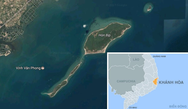 Đi bộ trên con đường này đem lại cảm giác vô cùng thích thú, xen lẫn hồi hộp và một chút sợ hãi khi bạn bước giữa đại dương bao la. Con đường mòn trên biển kéo dài chưa đến 1 km, uốn lượn dưới mặt nước trong veo khoảng nửa mét (khi thủy triều rút, con đường nổi lên hoàn toàn giữa biển). Ảnh: Chụp màn hình. nhung con duong xuyen bien tuyet dep o viet nam