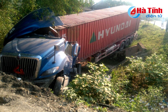 xe dau keo container mat lai lao xuong ve duong