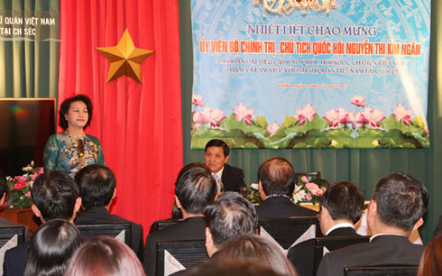 Chủ tịch Quốc hội Nguyễn Thị Kim Ngân và đoàn đại biểu cấp cao Quốc hội Việt Nam thăm và làm việc với cán bộ Đại sứ quán Việt Nam tại Cộng hòa Séc. chu tich quoc hoi bat dau chuyen tham chinh thuc cong hoa sec