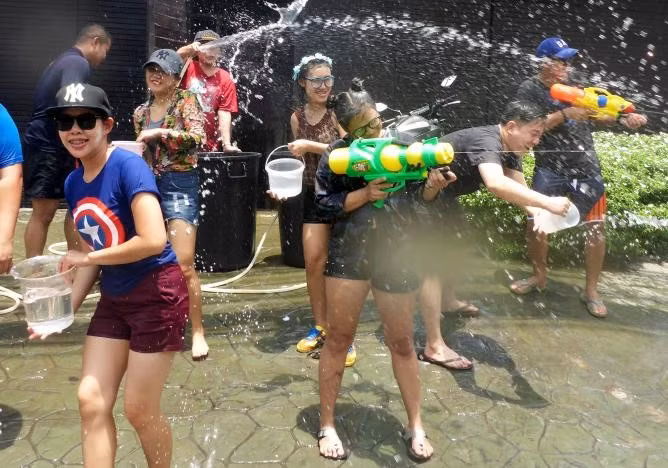 le te nuoc o thai lan khong nhac to nhay mua hay bieu dien