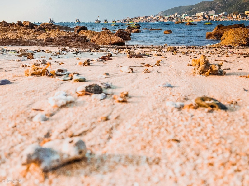 Hòn đảo này có cảnh vật hoang sơ tuyệt đẹp. Xen giữa những mỏm núi đá nhô ra biển là nhiều bãi cát phẳng mịn, quyến rũ. Trên đảo, dân cư thưa thớt, chủ yếu là ngư dân với hoạt động chính là đánh bắt hải sản. Ảnh: Jerry Võ. nhung con duong xuyen bien tuyet dep o viet nam