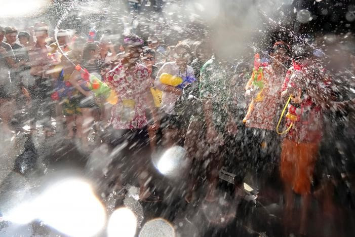 le te nuoc o thai lan khong nhac to nhay mua hay bieu dien