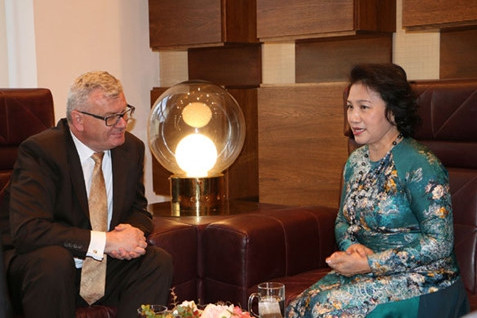 Ông Ivo Barek, Phó Chủ tịch Thượng viện Séc đã có cuộc trao đổi ngắn với Chủ tịch Quốc hội Nguyễn Thị Kim Ngân ngay tại sân bay. chu tich quoc hoi bat dau chuyen tham chinh thuc cong hoa sec