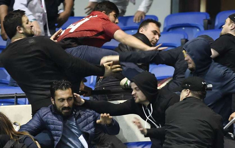 cdv danh nhau kinh hoang tran lyon besiktas bi hoan 46 phut