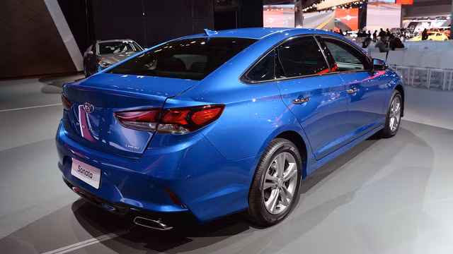 hyundai sonata 2018 ban quoc te trinh lang san sang doi dau toyota camry