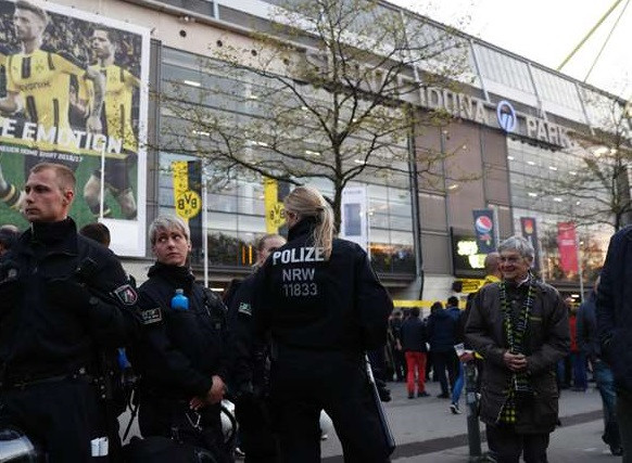 nong tran dortmund monaco bi hoan do 3 vu no bat ngo no o nuoc duc