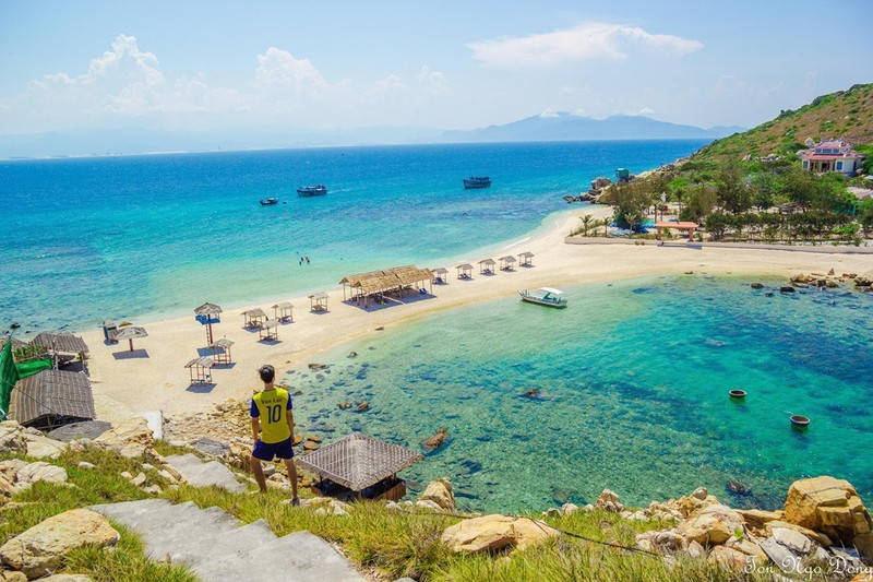 Đảo Yến (Hòn Nội) thuộc vịnh Nha Trang, Khánh Hòa, cách đất liền khoảng 25 km về phía đông bắc, rất thu hút với cảnh đẹp tuyệt vời như thiên đường. Ảnh: Phạm Duy Đông. nhung con duong xuyen bien tuyet dep o viet nam