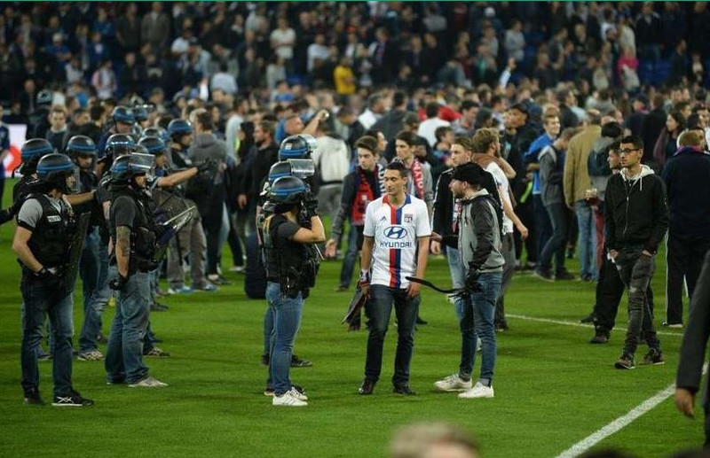 cdv danh nhau kinh hoang tran lyon besiktas bi hoan 46 phut