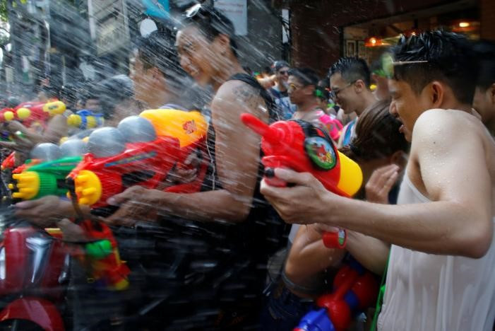 le te nuoc o thai lan khong nhac to nhay mua hay bieu dien