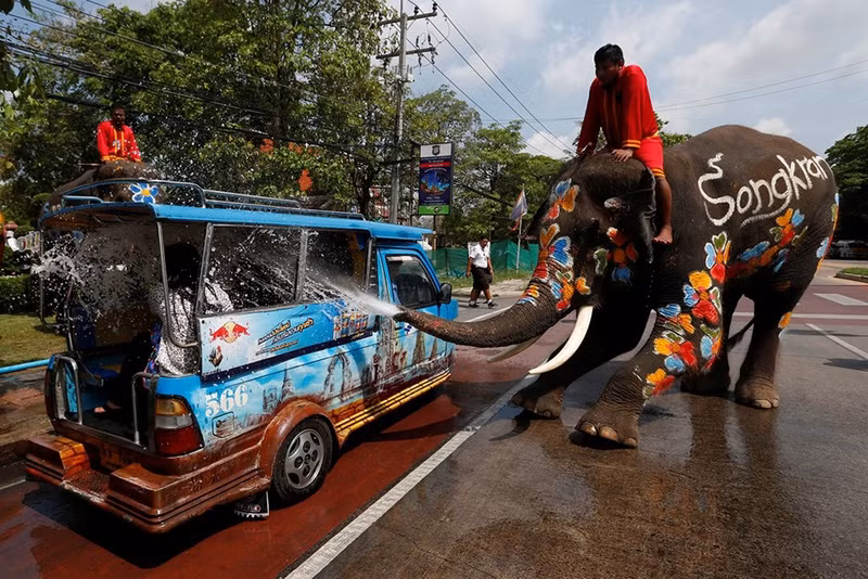 le te nuoc o thai lan khong nhac to nhay mua hay bieu dien