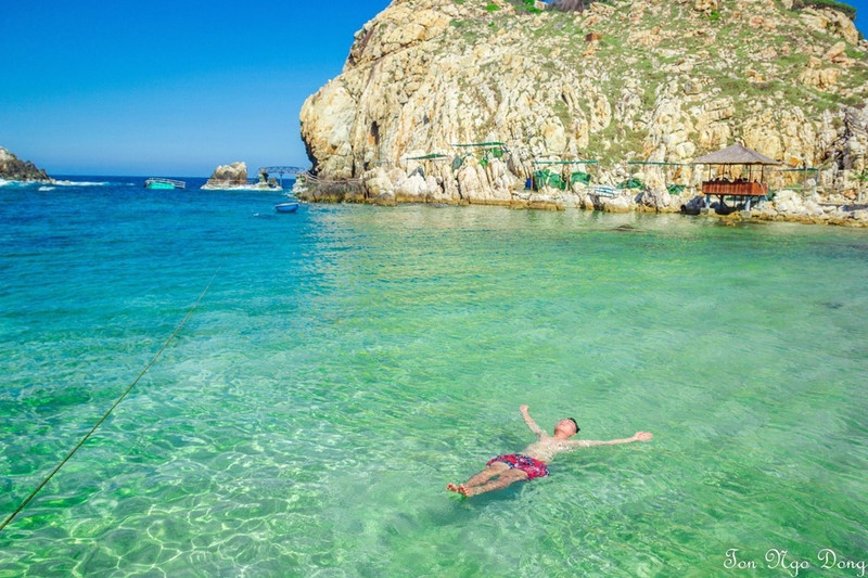 Đảo thuộc quản lý du lịch của Công ty Yến sào Khánh Hòa, nên khách không thể đi tự túc mà phải mua vé. Du khách chỉ được tham quan trong ngày, với giá 350.000 đồng một người, bao gồm ăn sáng, nước yến, bánh ngọt, cơm trưa và trái cây nhẹ buổi chiều. Ảnh: Phạm Duy Đông. nhung con duong xuyen bien tuyet dep o viet nam