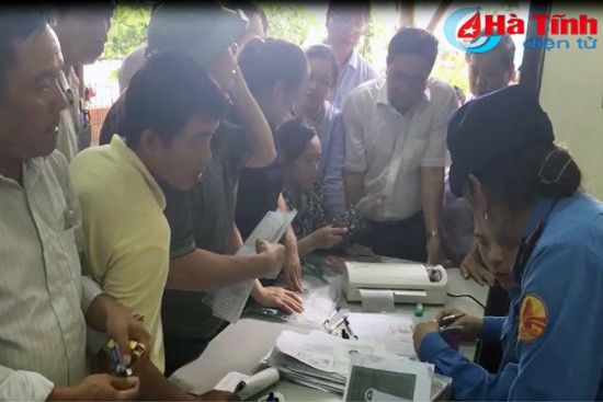 nguoi dan 2 dau cau ben thuy i phan khoi lam the mien phi bot