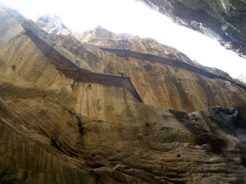 con duong de vuong cheo leo ben vach nui