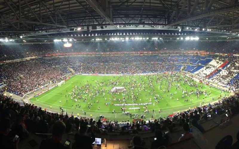 cdv danh nhau kinh hoang tran lyon besiktas bi hoan 46 phut