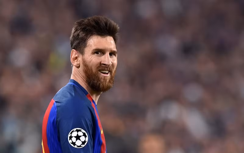 Barcelona tăng tốc mạnh mẽ ngay đầu hiệp hai khi Andre Gomes vào sân thay Mathieu. Phút 48, tỷ số suýt được rút ngắn khi Messi tung ra cú dứt điểm nhanh ở gần vùng cấm và bóng đi chệch cột dọc trong gang tấc. dan em messi lap cu dup juventus nhan chim barca 3 0