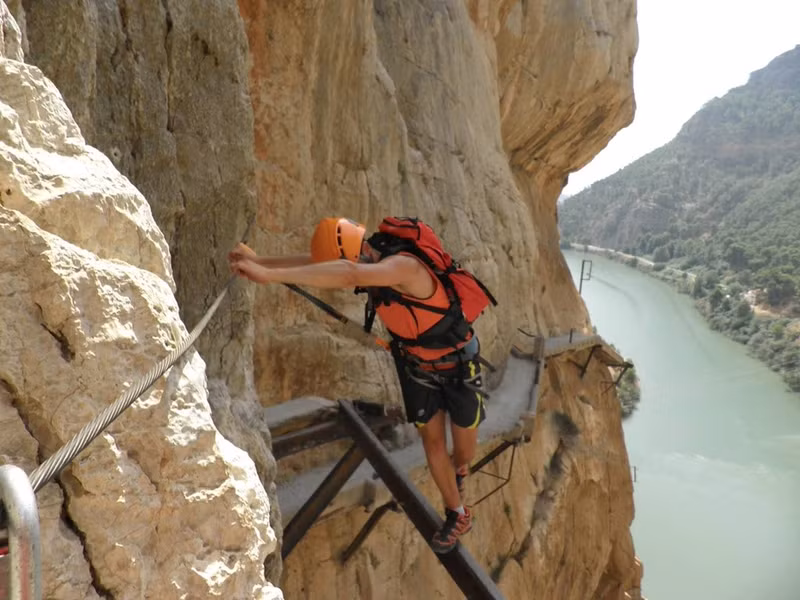 con duong de vuong cheo leo ben vach nui