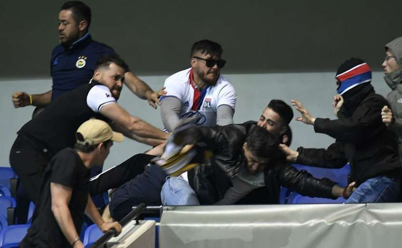 cdv danh nhau kinh hoang tran lyon besiktas bi hoan 46 phut