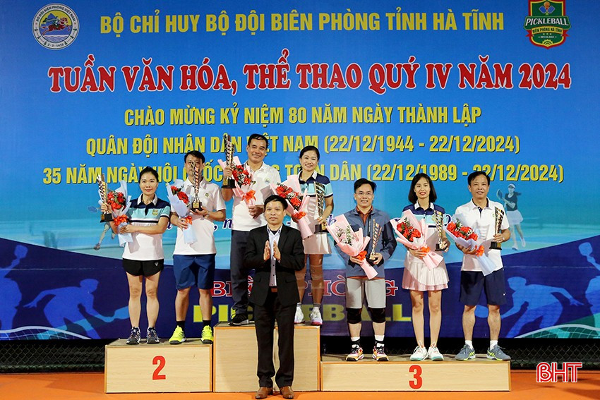 Ban tổ chức trao giải nhất, nhì, ba cho các cặp đôi nam, nữ. Ban tổ chức trao giải nhất, nhì, ba cho các cặp đôi nam, nữ.