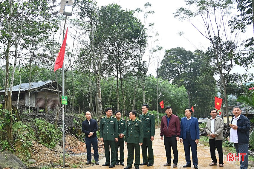 Bàn giao và đưa vào sử hệ thống đèn năng lượng mặt trời cho bà con Bản Giàng 2, xã Hương Vĩnh. bqbht_br_anh-8.jpg