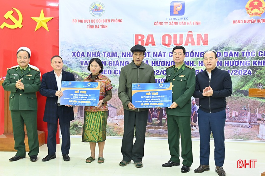 Đại diện lãnh đạo Bộ Chỉ huy BĐBP tỉnh và Công ty Xăng dầu tỉnh Hà Tĩnh trao tặng biểu trưng hỗ trợ xây dựng nhà nhân ái cho 2 gia đình Hồ Văn Sơn, Hồ Thị Hiền. bqbht_br_anh-2.jpg