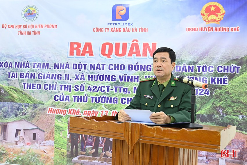 Đại tá Bùi Hồng Thanh - Chỉ huy trưởng BĐBP tỉnh phát biểu tại lễ ra quân xóa nhà tạm, nhà dột nát cho đồng bào dân tộc Chứt. bqbht_br_anh-1.jpg