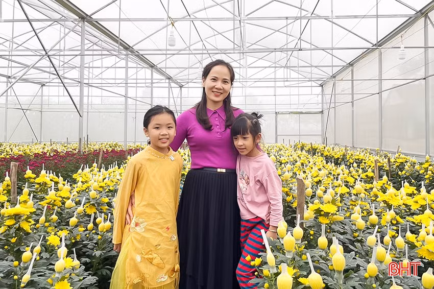 Khách tham quan mô hình trồng đào và trồng hoa trong nhà màng của anh Dương Đình Nam ở thôn Xuân Sơn, xã Lưu Vĩnh Sơn.