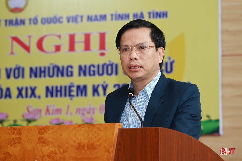 Ông Trần Bình Thân - Bí thư Đảng ủy, Chủ tịch HĐND xã Sơn Tiến trình bày chương trình hành động.