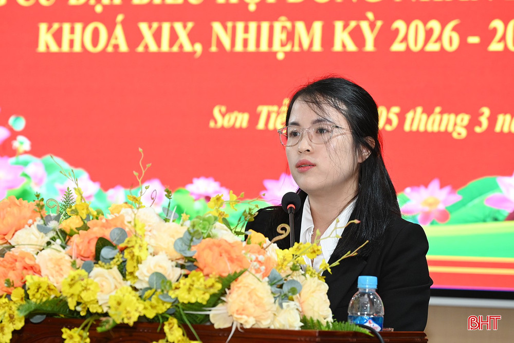 Bà Phạm Thị Tú - Ủy viên Ban Thường vụ Tỉnh đoàn, Phó Trưởng ban Công tác Đoàn và Thanh thiếu nhi cơ quan Ủy ban MTTQ Việt Nam tỉnh trình bày chương trình hành động.