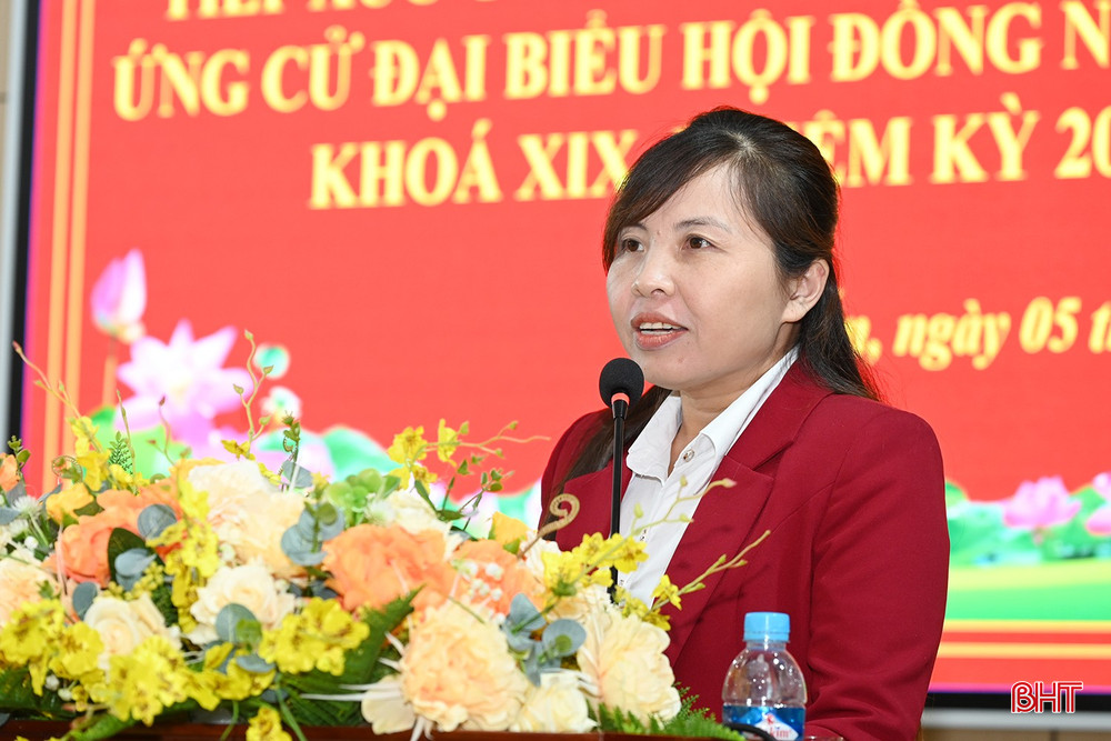 Bà Nguyễn Thị Mỹ Lệ - Ủy viên Ban Chấp hành Đảng bộ xã, Phó Chủ nhiệm Ủy ban Kiểm tra Đảng ủy xã Sơn Tiến trình bày chương trình hành động.