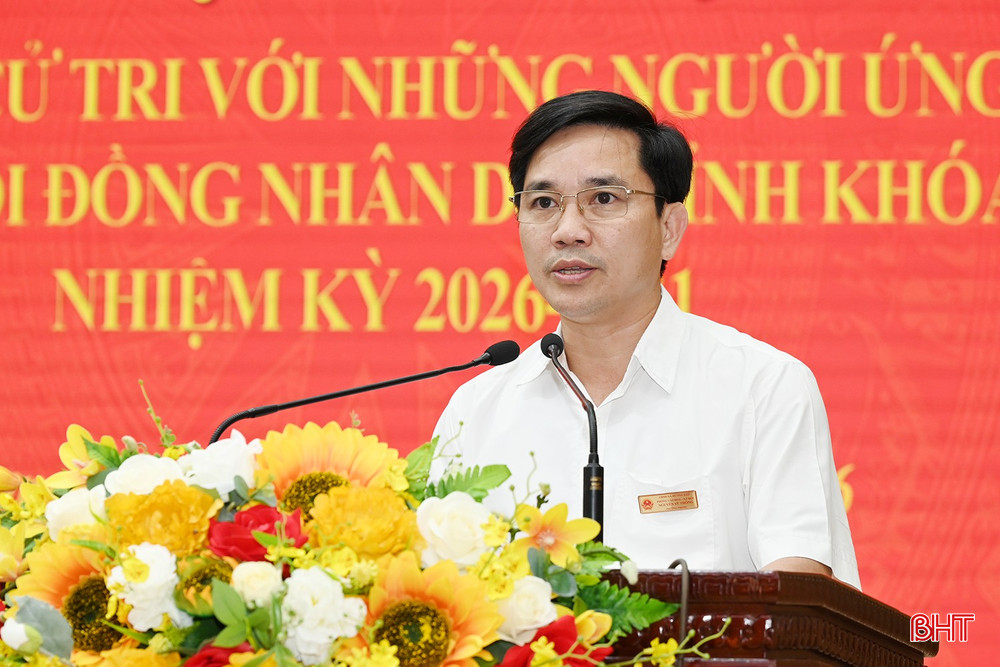 Cử tri Nguyễn Sỹ Thông (UBND xã Hương Khê) tham gia ý kiến tại hội nghị.