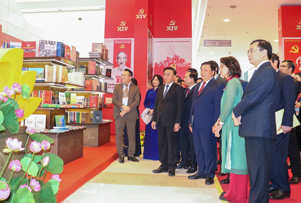 Thường trực Ban Bí thư Trần Cẩm Tú và các đại biểu tham quan trưng bày trong không gian Đại hội.