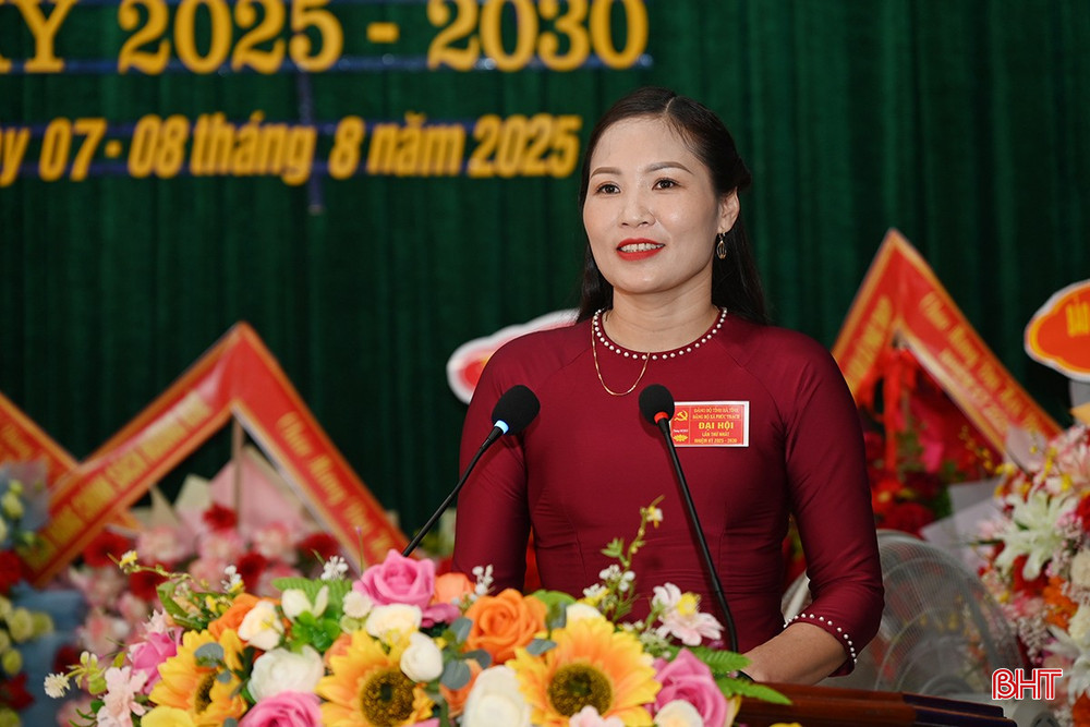 Phó Bí thư Thường trực Đảng ủy xã Trần Thị Hồng Thắm báo cáo kết quả đại hội phiên trù bị. Phó Bí thư Thường trực Đảng ủy xã Trần Thị Hồng Thắm báo cáo kết quả đại hội phiên trù bị.