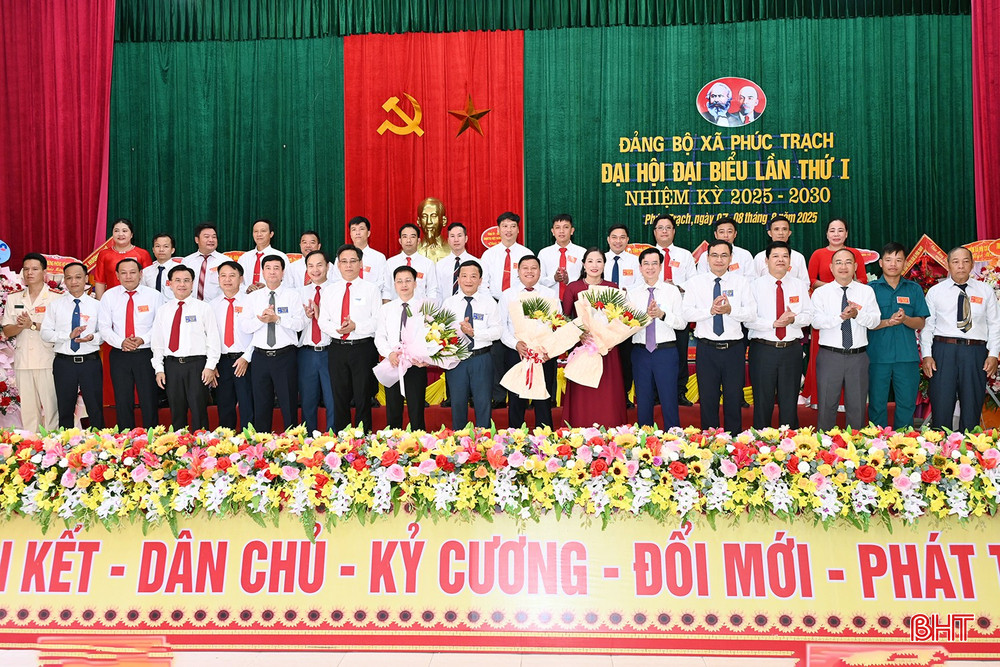 Đoàn công tác cấp tỉnh tặng hoa chúc mừng BCH Đảng ủy xã nhiệm kỳ 2025-2030. Đoàn công tác cấp tỉnh tặng hoa chúc mừng BCH Đảng ủy xã nhiệm kỳ 2025-2030.