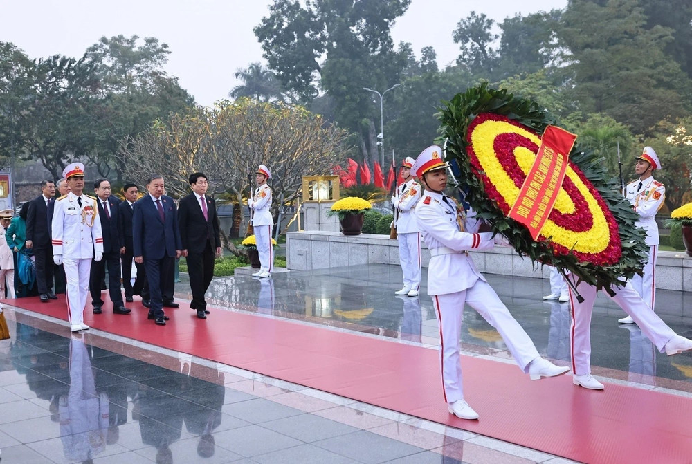 Sáng 19/1, trước giờ khai mạc phiên trù bị, các đại biểu dự Đại hội đã vào Lăng viếng Chủ tịch Hồ Chí Minh. Sau đó, các đồng chí Ủy viên Bộ Chính trị, Ban Bí thư và các đồng chí Trưởng đoàn đại biểu của các đảng bộ trực thuộc Trung ương dự đại hội đặt vòng hoa và dâng hương tại Đài tưởng niệm các anh hùng liệt sỹ.