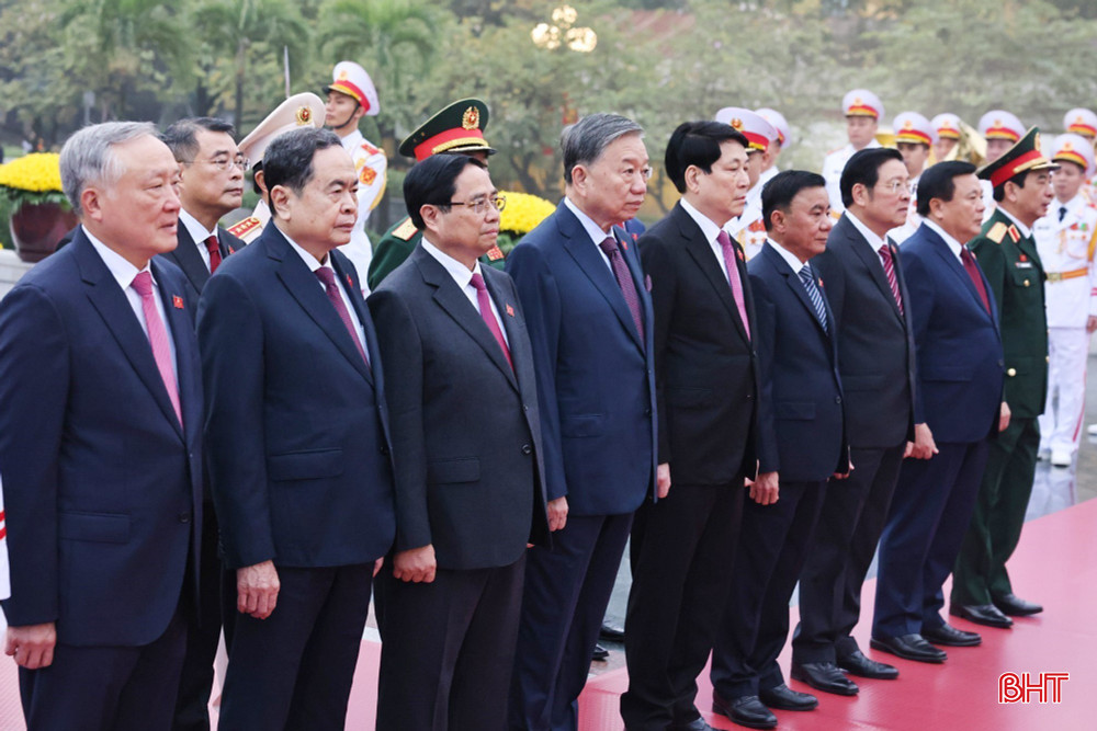 Trước giờ khai mạc phiên trù bị, các đại biểu dự Đại hội đã vào Lăng viếng Chủ tịch Hồ Chí Minh. Sau đó, các đồng chí Ủy viên Bộ Chính trị, Ban Bí thư và các đồng chí Trưởng đoàn đại biểu của các đảng bộ trực thuộc Trung ương dự Đại hội đặt vòng hoa và dâng hương tại Đài tưởng niệm các anh hùng liệt sỹ.