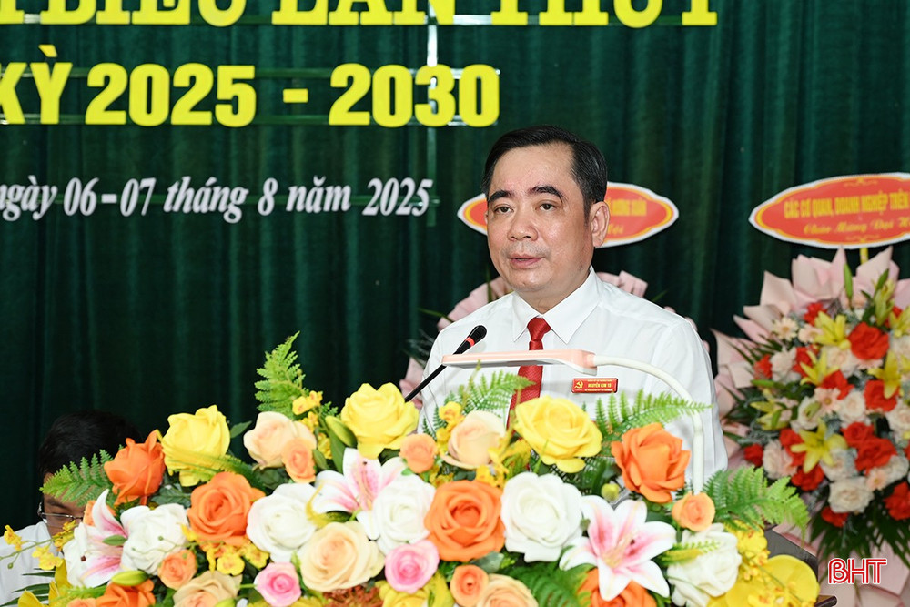Đồng chí Nguyễn Kim Tú - Bí thư Đảng ủy, Chủ tịch HĐND xã Hương Xuân trình bày báo cáo chính trị. Đồng chí Nguyễn Kim Tú - Bí thư Đảng ủy, Chủ tịch HĐND xã Hương Xuân trình bày báo cáo chính trị.