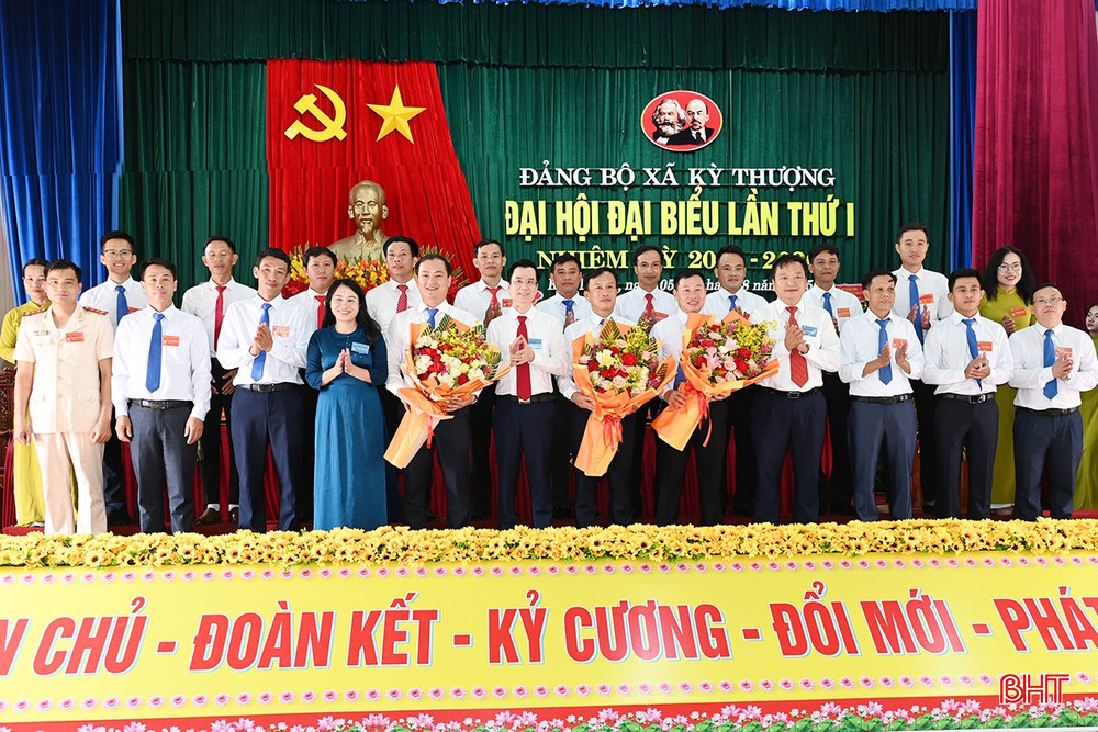 Lãnh đạo các ban, sở, ngành cấp tỉnh tặng hoa chúc mừng Ban Chấp hành Đảng bộ xã Kỳ Thượng. Lãnh đạo các ban, sở, ngành cấp tỉnh tặng hoa chúc mừng Ban Chấp hành Đảng bộ xã Kỳ Thượng.
