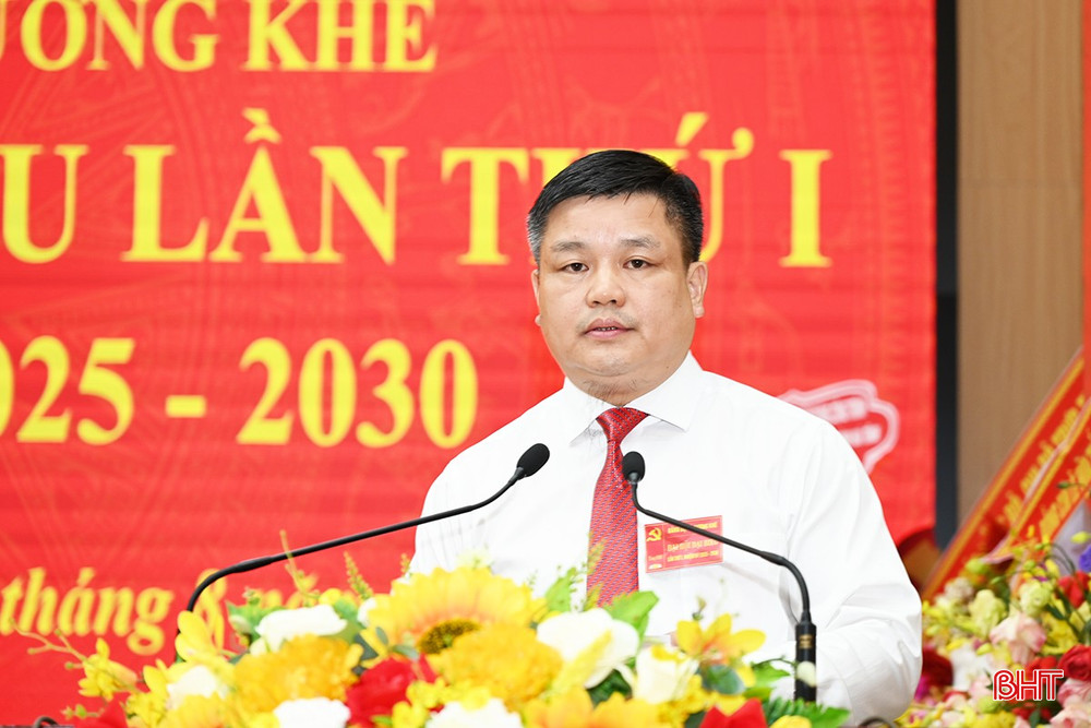 Chủ tịch UBND xã Hương Khê Trần Quốc Bảo khai mạc đại hội. bqbht_br_7.jpg