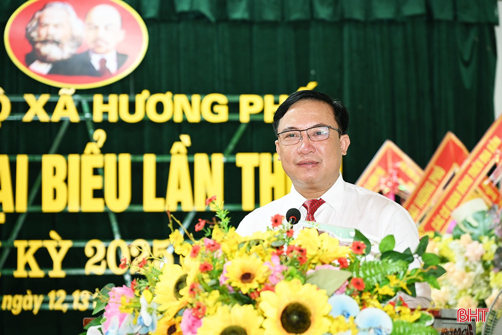 Bí thư Đảng ủy, Chủ tịch HĐND xã Hương Phố Hà Văn Đàn thông qua báo cáo chính trị. bqbht_br_1.jpg